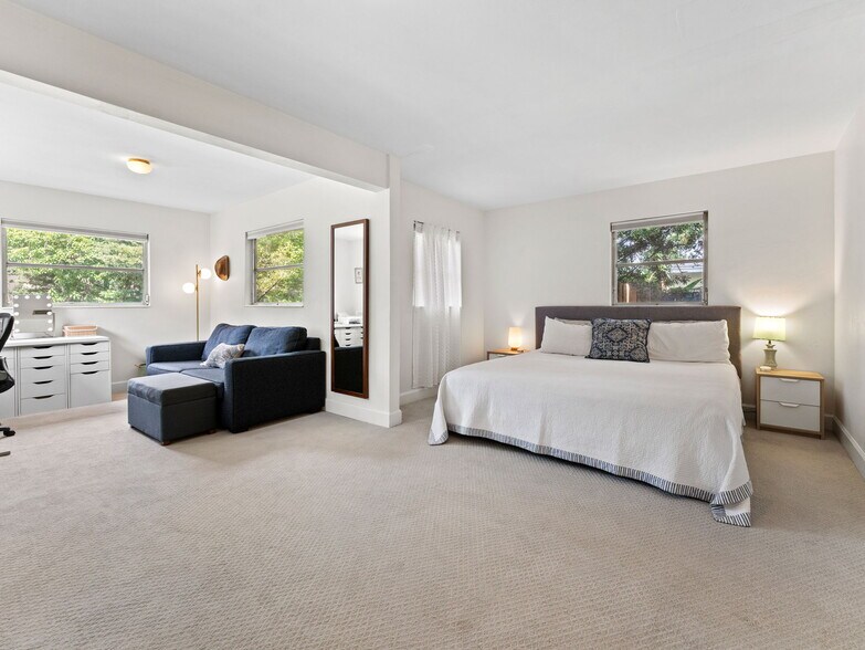 More Photos Of 200 66th St N, Saint Petersburg Office For Sale