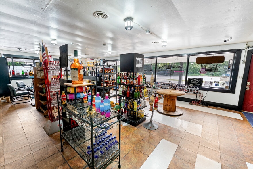 More Photos Of 512 S US Highway 301, Jesup Storefront For Sale