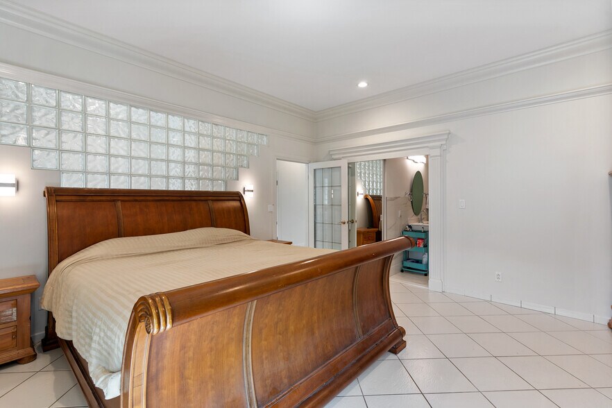 More Photos Of 839 Erie E, Windsor Restaurant For Sale