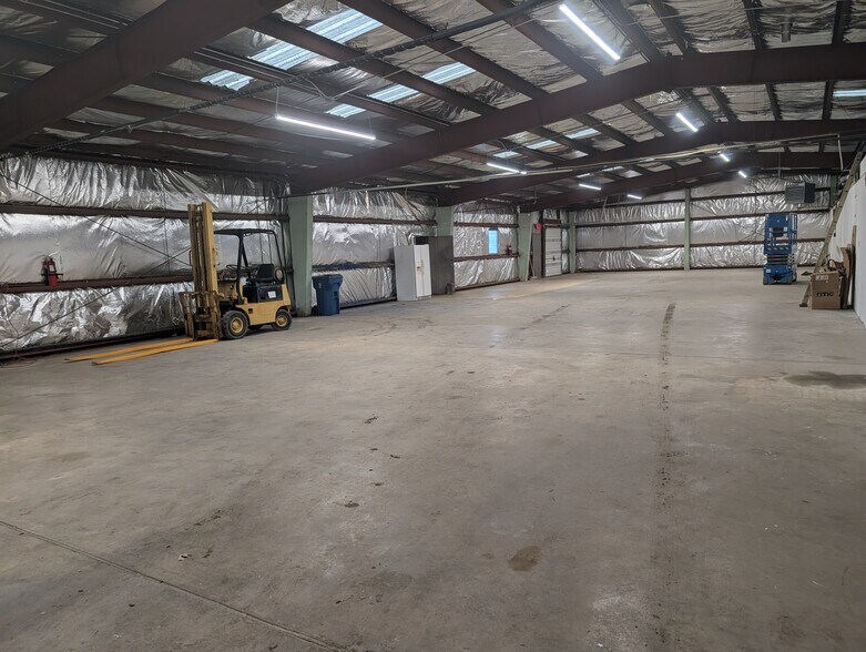 More Photos Of 1319 E Highway H, Liberty Warehouse For Lease