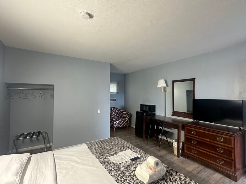 More Photos Of 124 Woods Ave, Caryville Hotel For Sale