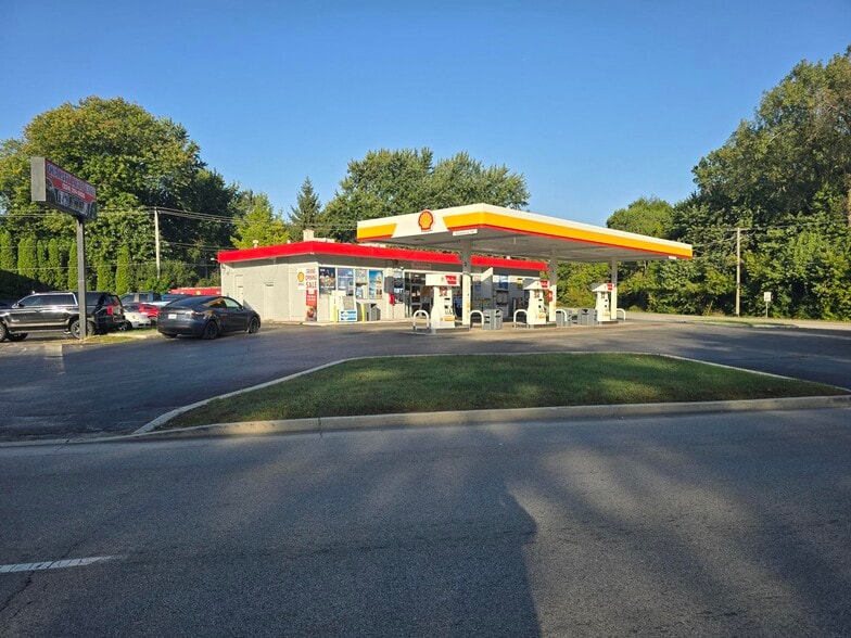 More Photos Of 37740 N Sheridan Rd, Beach Park Service Station For Sale