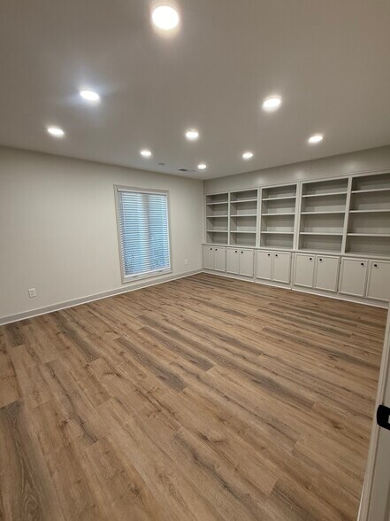 More Photos Of 5734 Windsor Dr, Columbus Office For Lease