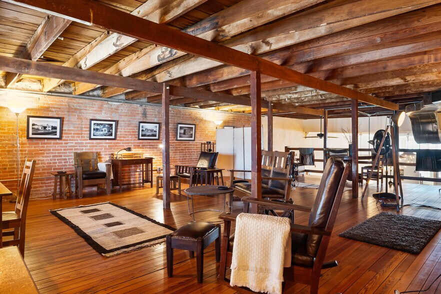 More Photos Of 118 W. Grand St, Whitewright Storefront Retail Residential For Sale