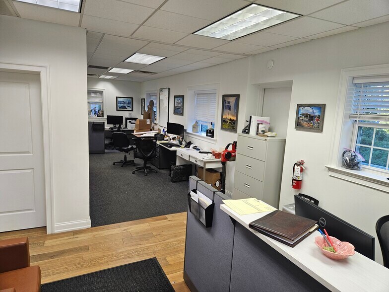 More Photos Of 9 River Rd, Conshohocken Light Distribution For Sale