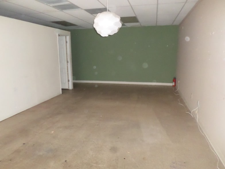 More Photos Of 5832 W San Miguel Ave, Glendale General Retail For Lease