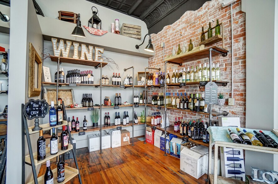 More Photos Of 105 E Liberty St, Arlington Restaurant For Sale