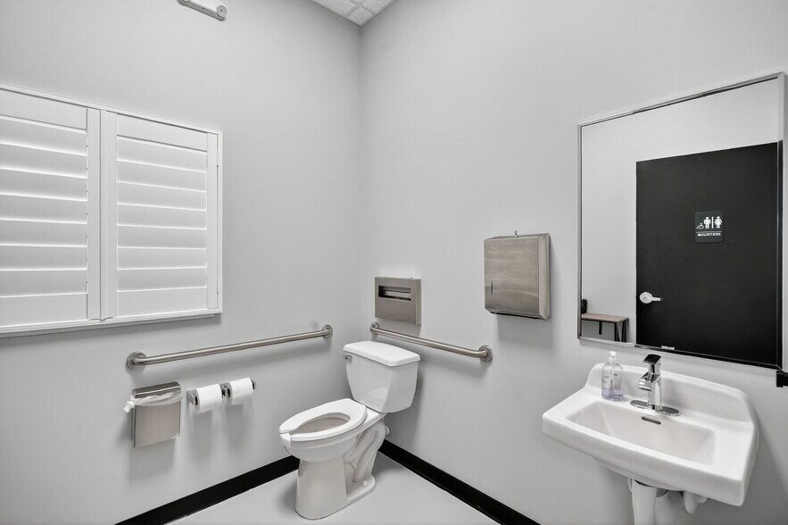 More Photos Of 881 Oakley Seaver Dr, Clermont Medical For Lease