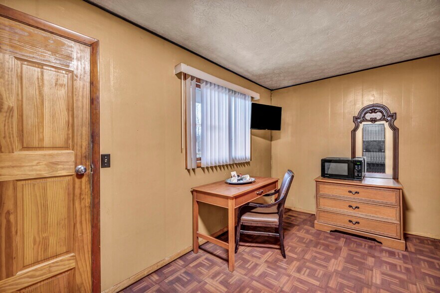 More Photos Of 44077 Oberlin Elyria Rd, Oberlin Hotel For Sale