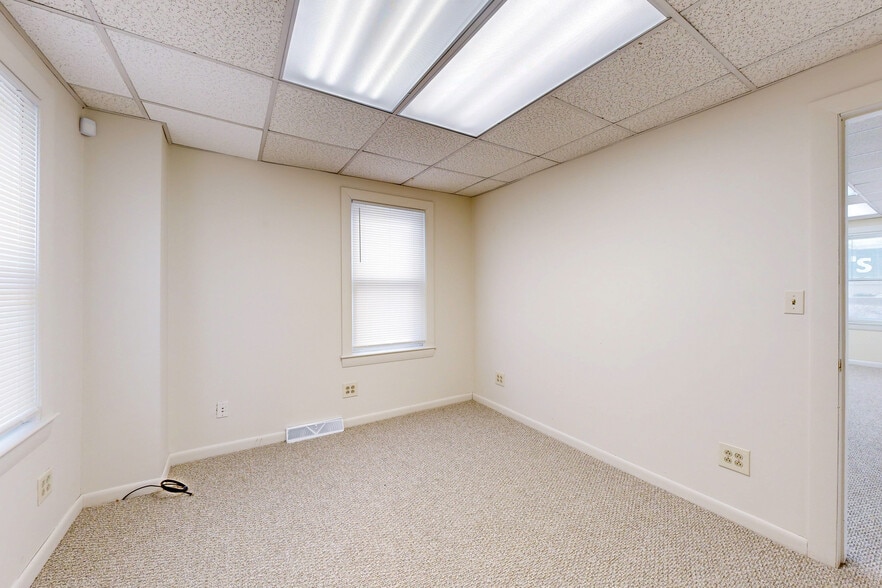 More Photos Of 17 Lark Ave, Saugus Office For Lease