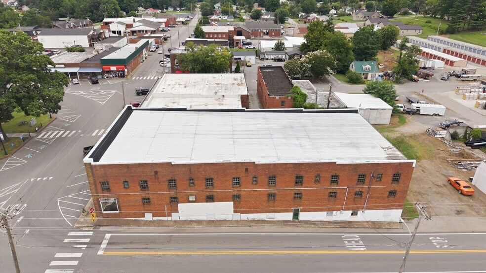 More Photos Of 1 Public Square Red Boiling Springs Sq, Lafayette Showroom For Sale
