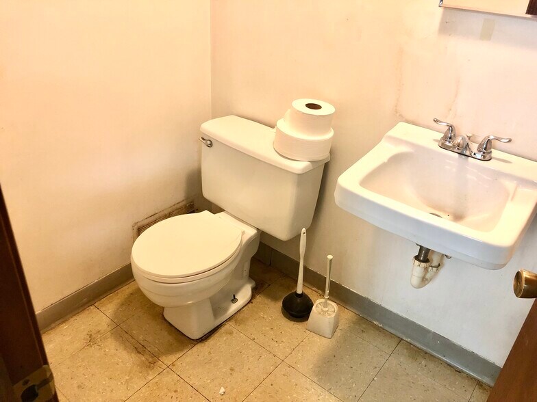 More Photos Of 2301 Hyde Park Blvd, Niagara Falls Restaurant For Sale