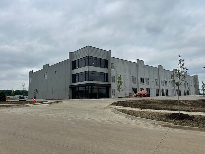 Primary Photo Of 6001 Thornton Ave, Des Moines Industrial For Lease