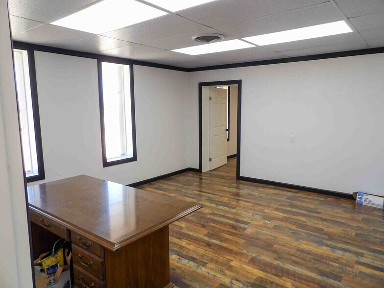 More Photos Of 400 E Jack Choate Ave, Hennessey Office For Sale