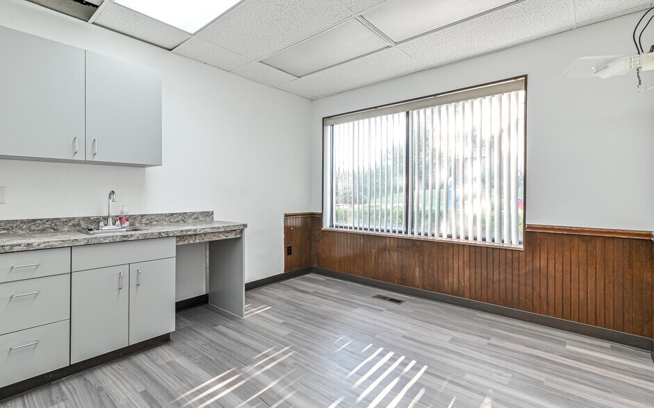 More Photos Of 508-512 N Jefferson st, New Castle Medical For Sale