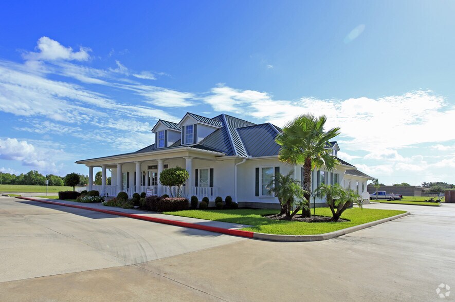 More Photos Of 4601 Center St, Deer Park Medical For Lease