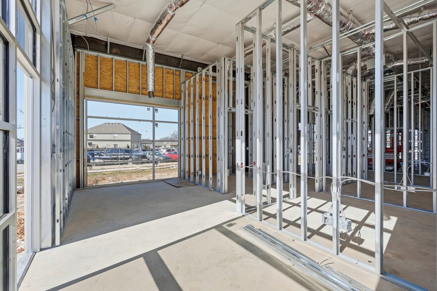 More Photos Of 2420 S 8th St, Rogers Flex For Lease