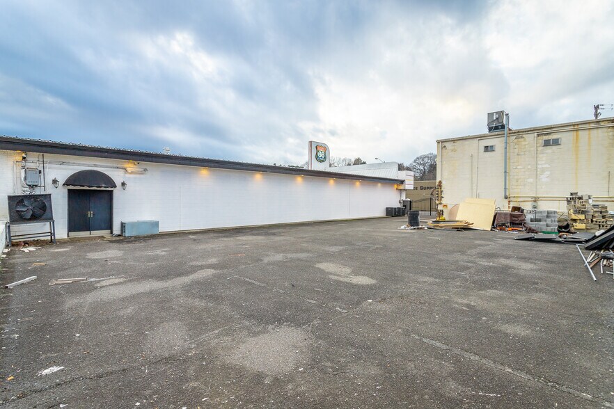 More Photos Of 395 S Ocoee St, Cleveland Showroom For Sale