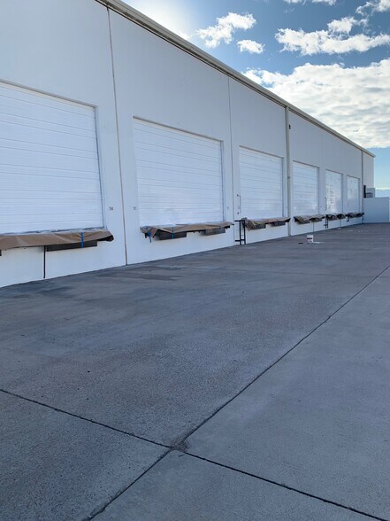 More Photos Of 1315 E Gibson Ln, Phoenix Warehouse For Lease