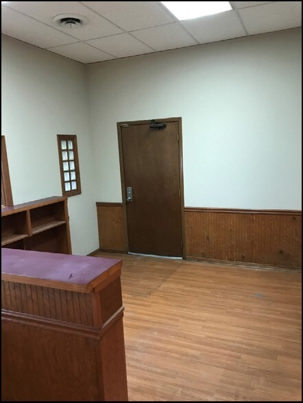 More Photos Of 7 W Broadway St, Ardmore Office For Sale