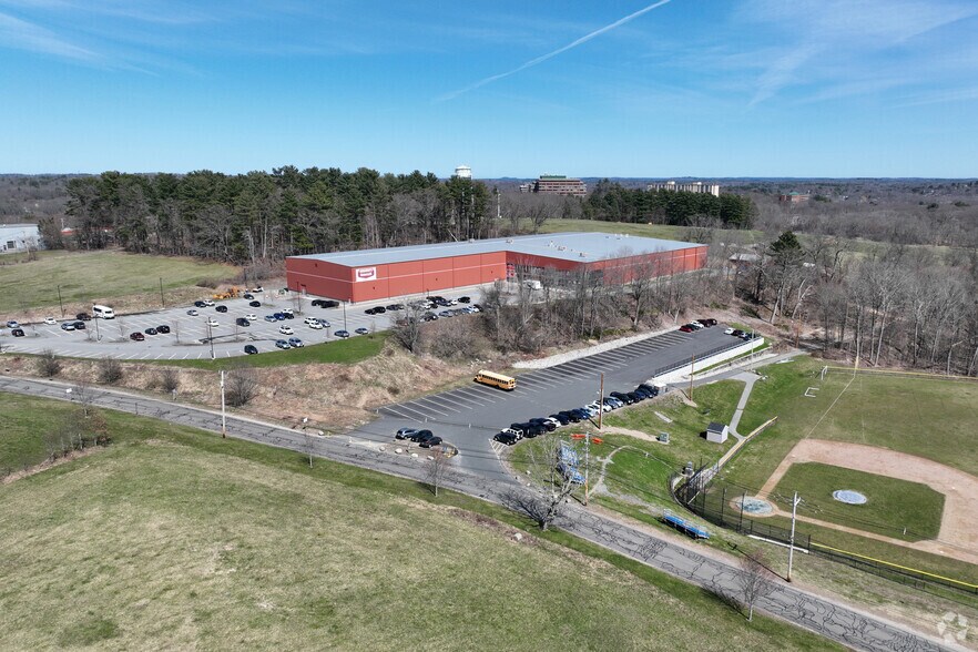 More Photos Of 15 Manning Ave, Middleton Sports And Entertainment For Lease