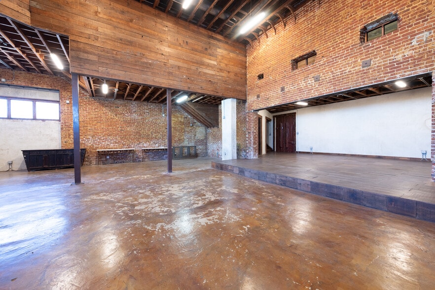 More Photos Of 5000 W Adams Blvd, Los Angeles Showroom For Lease