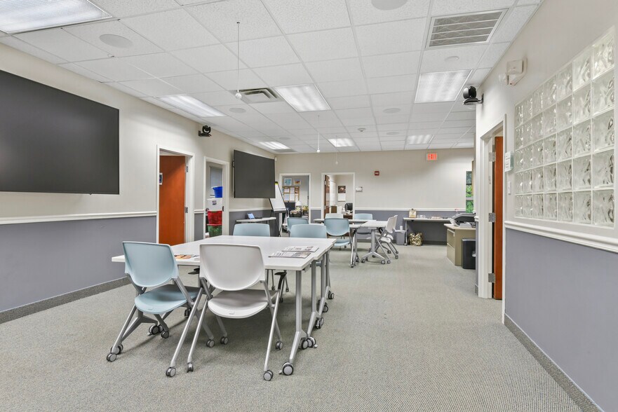 More Photos Of 875 Centerville Rd, Warwick Office For Sale