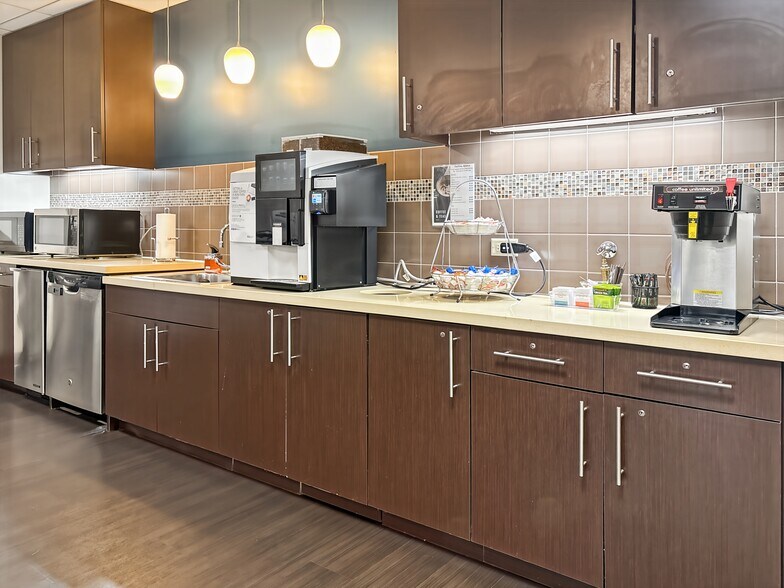 More Photos Of 1600 Golf Rd, Rolling Meadows Coworking Space