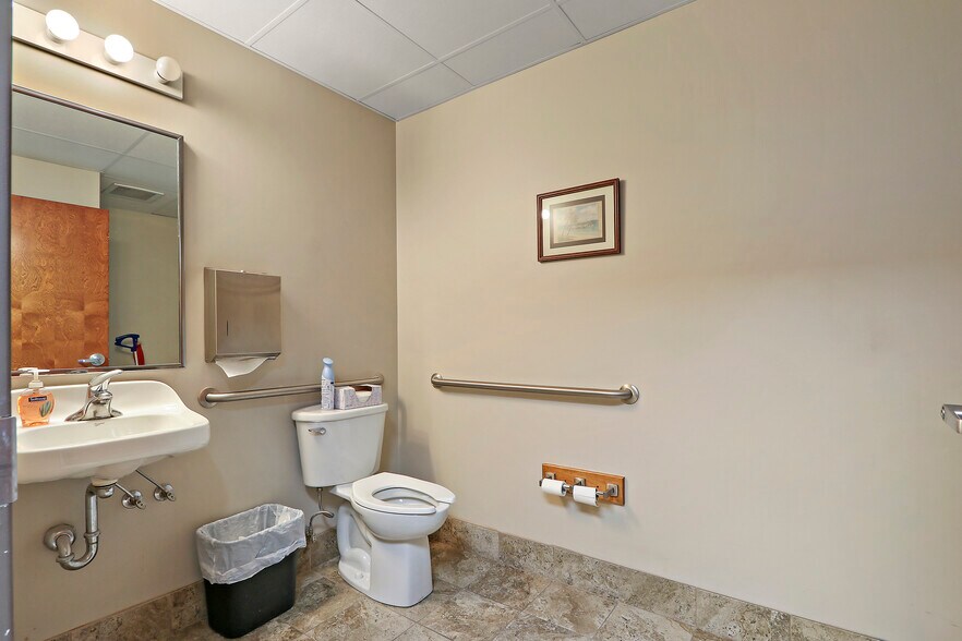 More Photos Of 1127 Prairie Dr, Racine Medical For Lease