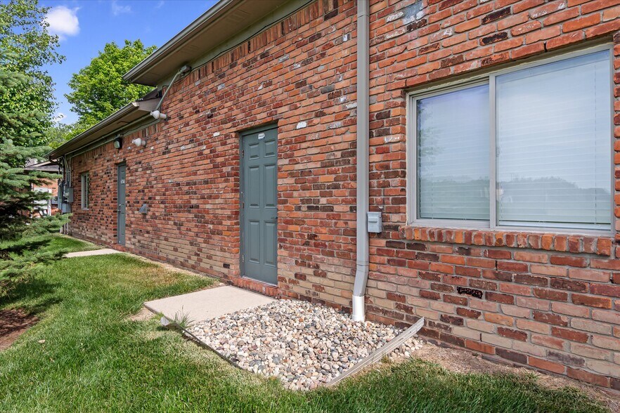 More Photos Of 38765-38795 Mound Rd, Sterling Heights Medical For Lease