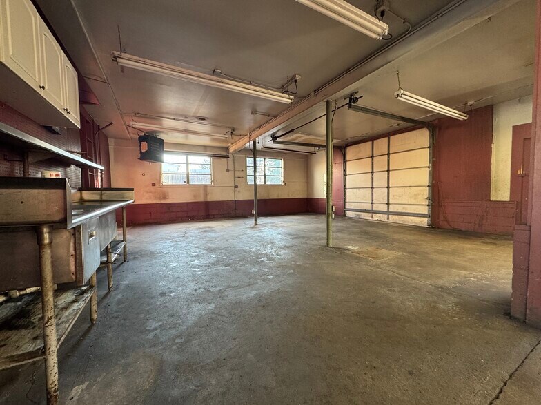 More Photos Of 913-915 W Galbraith Rd, Cincinnati Auto Repair For Sale