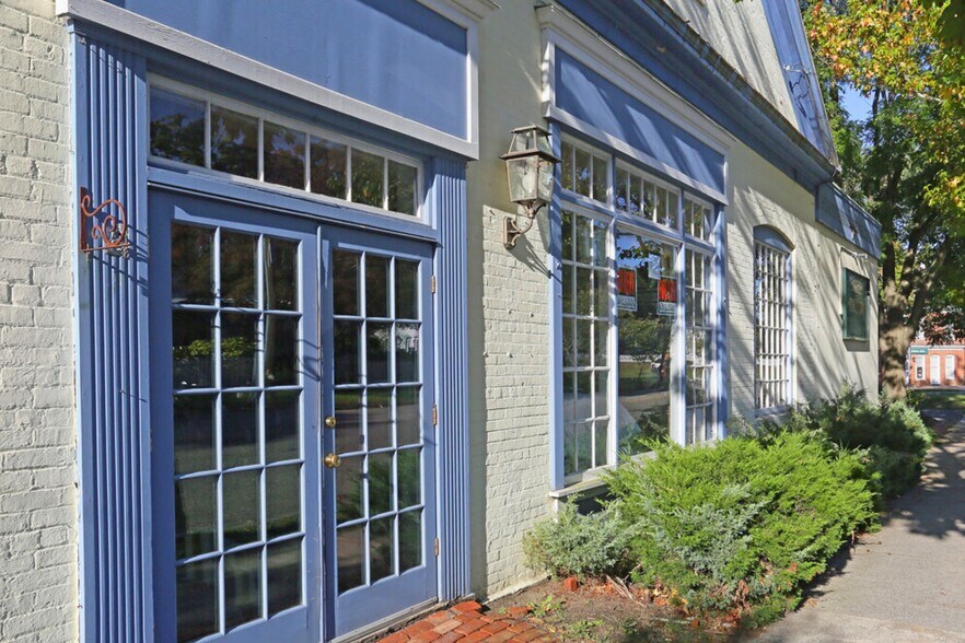 More Photos Of 53 N Sea Rd, Southampton Freestanding For Lease