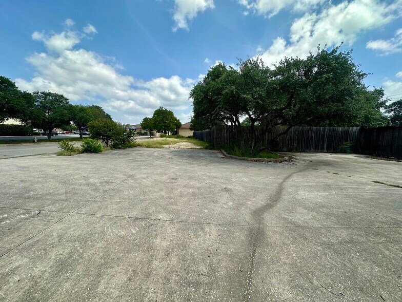 More Photos Of 4722 Shavano Oak, San Antonio Light Manufacturing For Sale