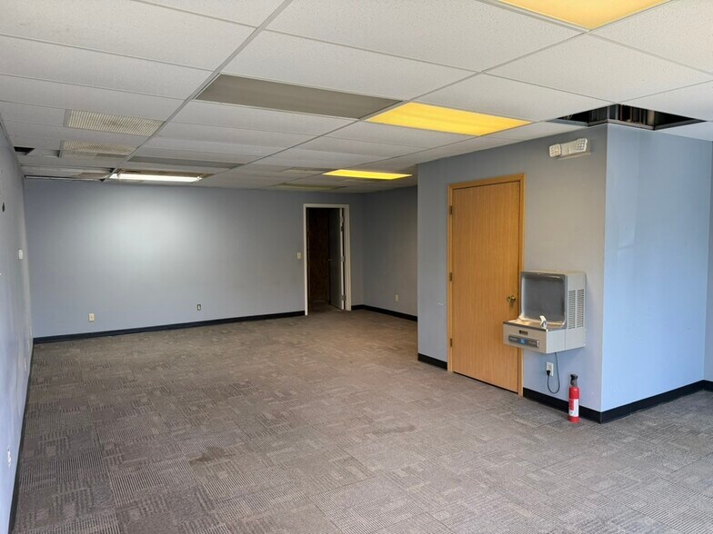 More Photos Of 1624 Commerce Pky, Bloomington Industrial For Lease