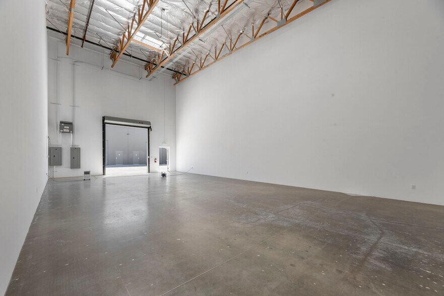 More Photos Of 2301 Santiago Ct, Oxnard Distribution For Sale