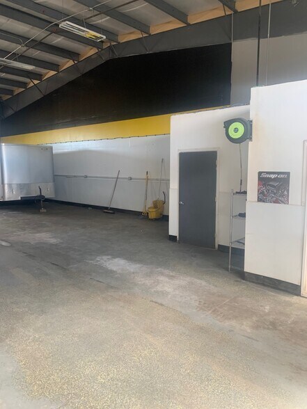 More Photos Of 555 NE Hemlock Ave, Redmond Industrial For Lease