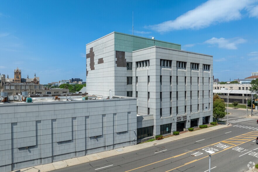 More Photos Of 110 E Warren Ave, Detroit Medical For Lease