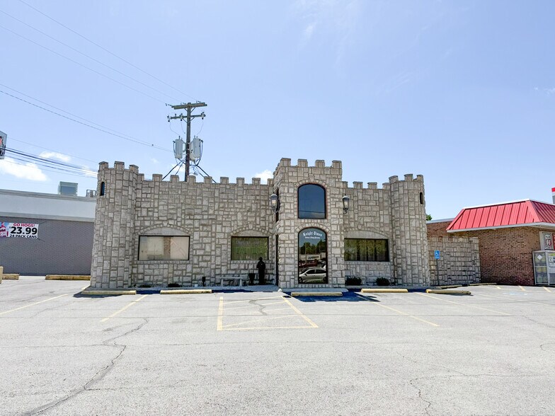 More Photos Of 3014 N College Ave, Fayetteville Freestanding For Sale