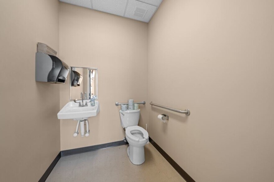 More Photos Of 781 Weatherly Dr, Clarksville Medical For Sale