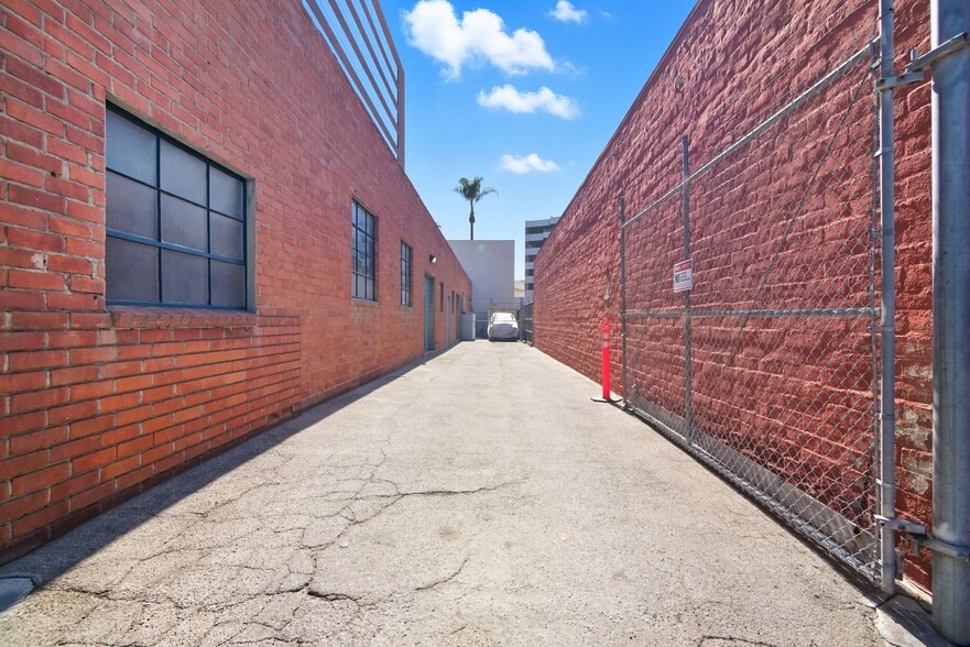 More Photos Of 11856 Mississippi Ave, Los Angeles Warehouse For Sale