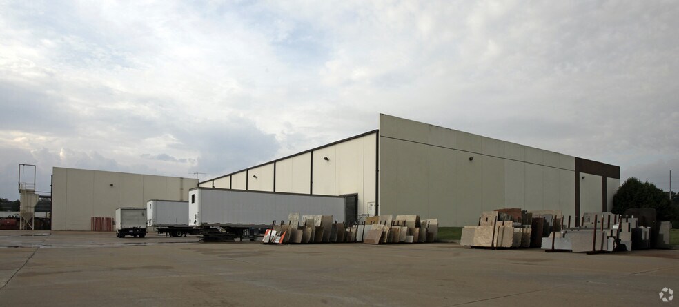 More Photos Of 1300-1308 Rustique Sq, O'Fallon Warehouse For Lease
