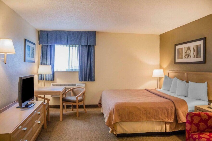 More Photos Of 1723 E Perry St, Port Clinton Hotel For Sale