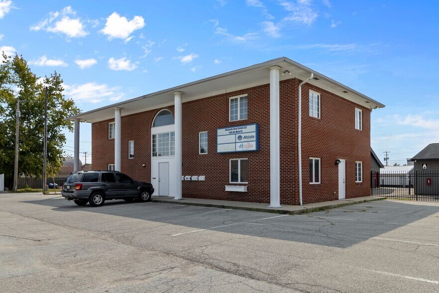 More Photos Of 1105 W Main St, Greenfield Office For Sale