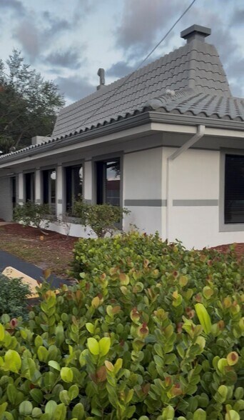 More Photos Of 2040 N University Dr, Pembroke Pines Fast Food For Lease