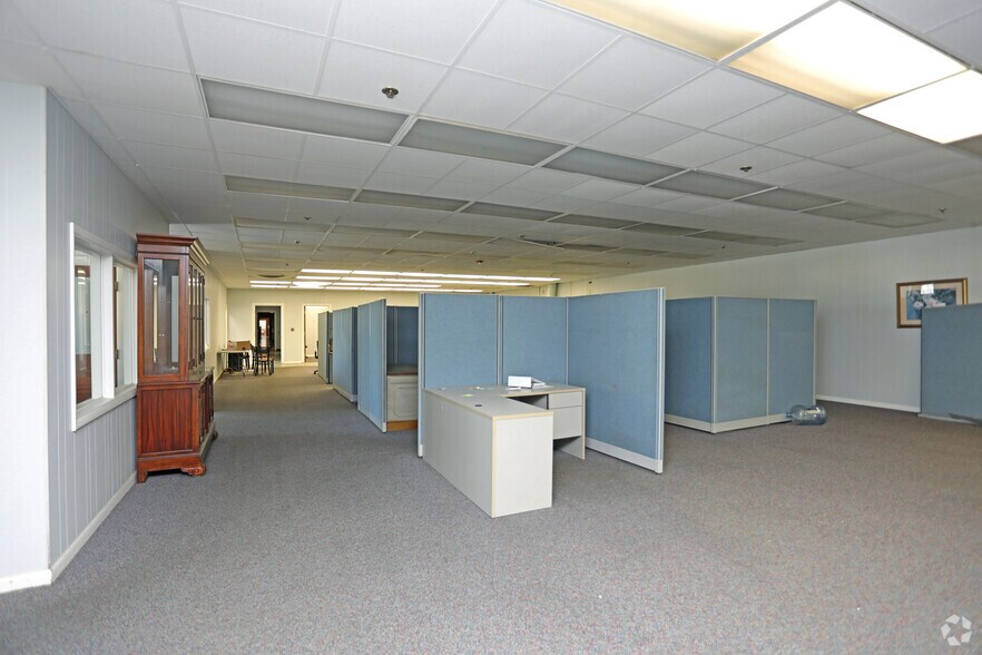 More Photos Of 572 S New St, Eden Distribution For Lease
