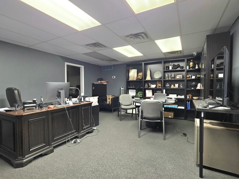 More Photos Of 14440 W Edison Dr, New Lenox Manufacturing For Sale