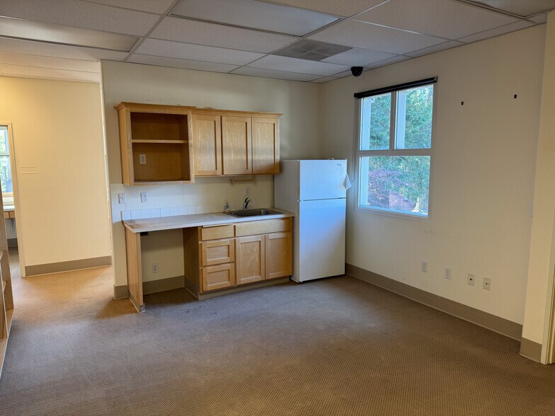 More Photos Of 16001 Quarry Rd, Lake Oswego Office For Sale