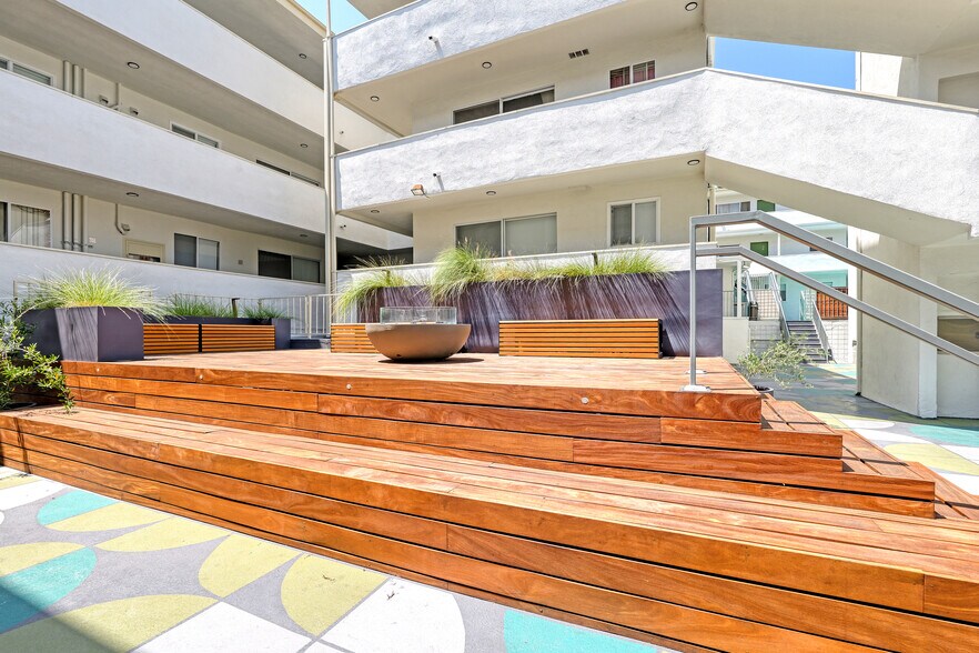 More Photos Of 6615 Franklin Ave, Los Angeles Apartments For Sale