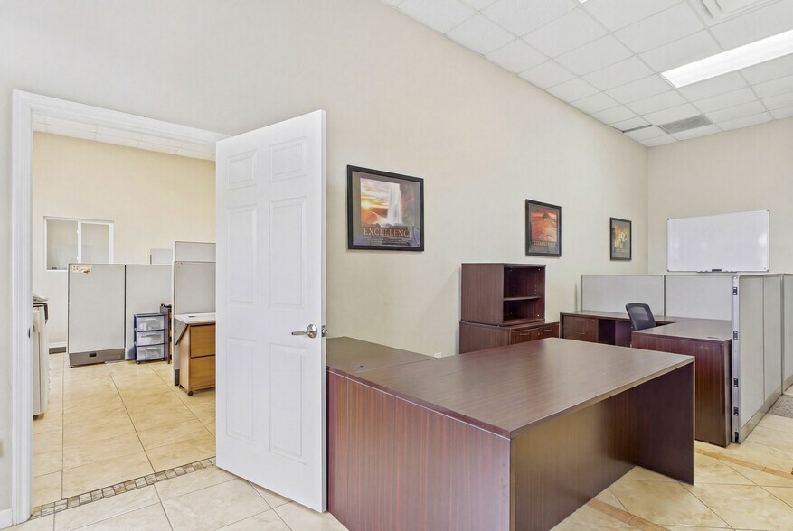 More Photos Of 1010 NE 9th St, Cape Coral Office For Sale