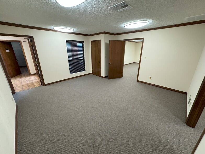 More Photos Of 1617 Greenbriar Pl, Oklahoma City Office For Lease